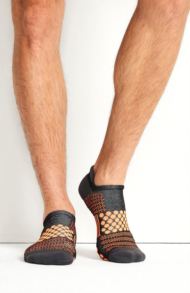 ::Black/Vivid Orange