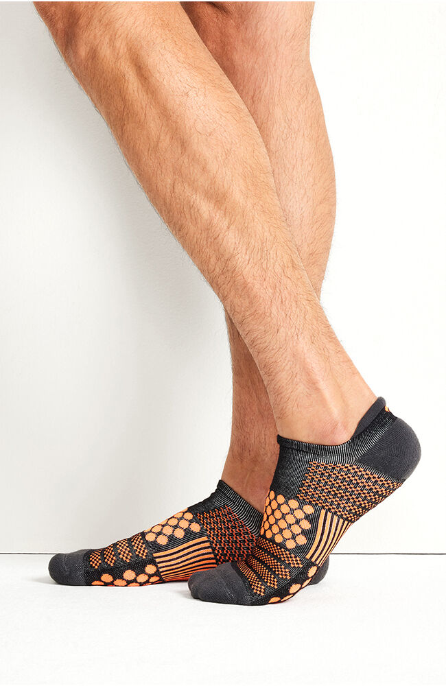 ::Black/Vivid Orange