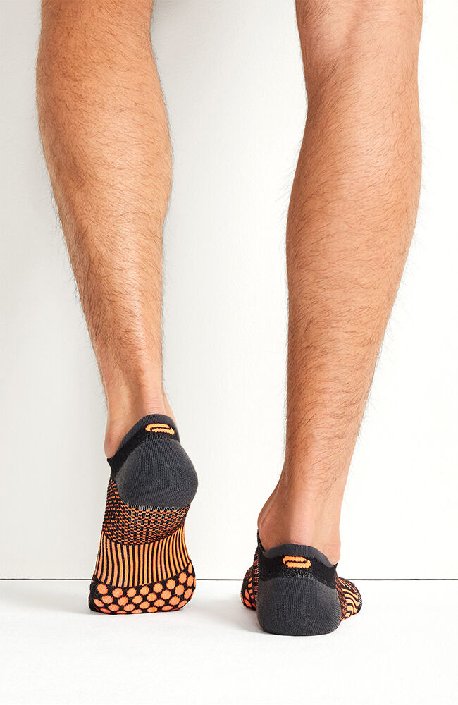 ::Black/Vivid Orange